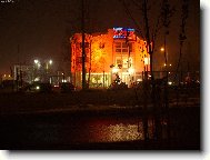 Betonárka v oranžovém