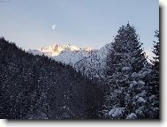 Měsíc nad vrcholky hor