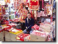 prodejce dekorací na oslavu Čínského nového roku na tržnici v Hong Kongu ( v části Wan Chai )