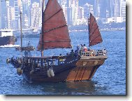 loďka na moři v Hong Kongu ( kousek od Hong Kongského kongresového centra na Wan Chai )